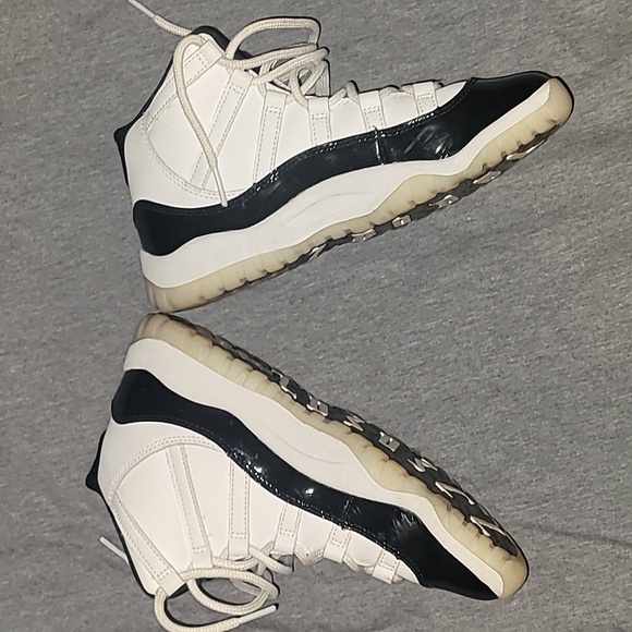 Nike Air Jordan 11s - Picture 2 of 9